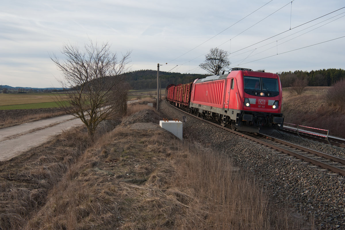 187 143 mit einem gemischten Güterzug bei Mitteldachstetten Richtung Ansbach, 23.02.2019