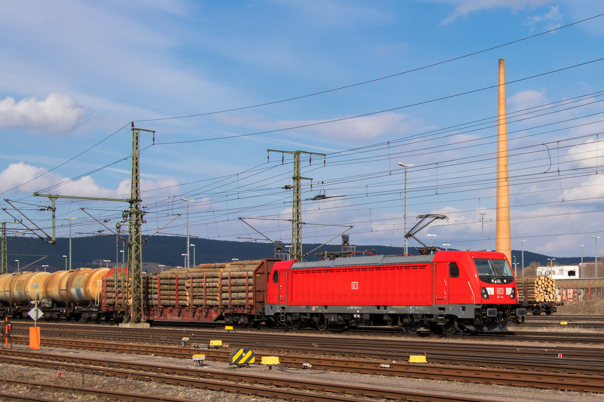 187 144-1 sonnt sich gerade am Bahnhofsende Saalfeld. Aufgenommen am 29. März 2018. 