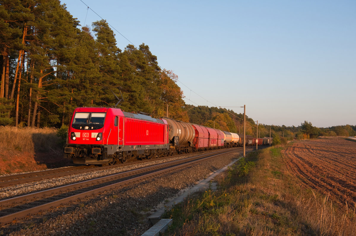 187 144 mit einem gemischten Güterzug bei Hagenbüchach Richtung Würzburg, 17.10.2018