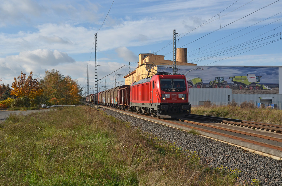187 145 passiert am 27.10.20 mit einem gemischten Güterzug das Claas-Werk in Landsberg. Der Zug kam aus dem Rbf Halle(S) und war unterwegs Richtung Bitterfeld.