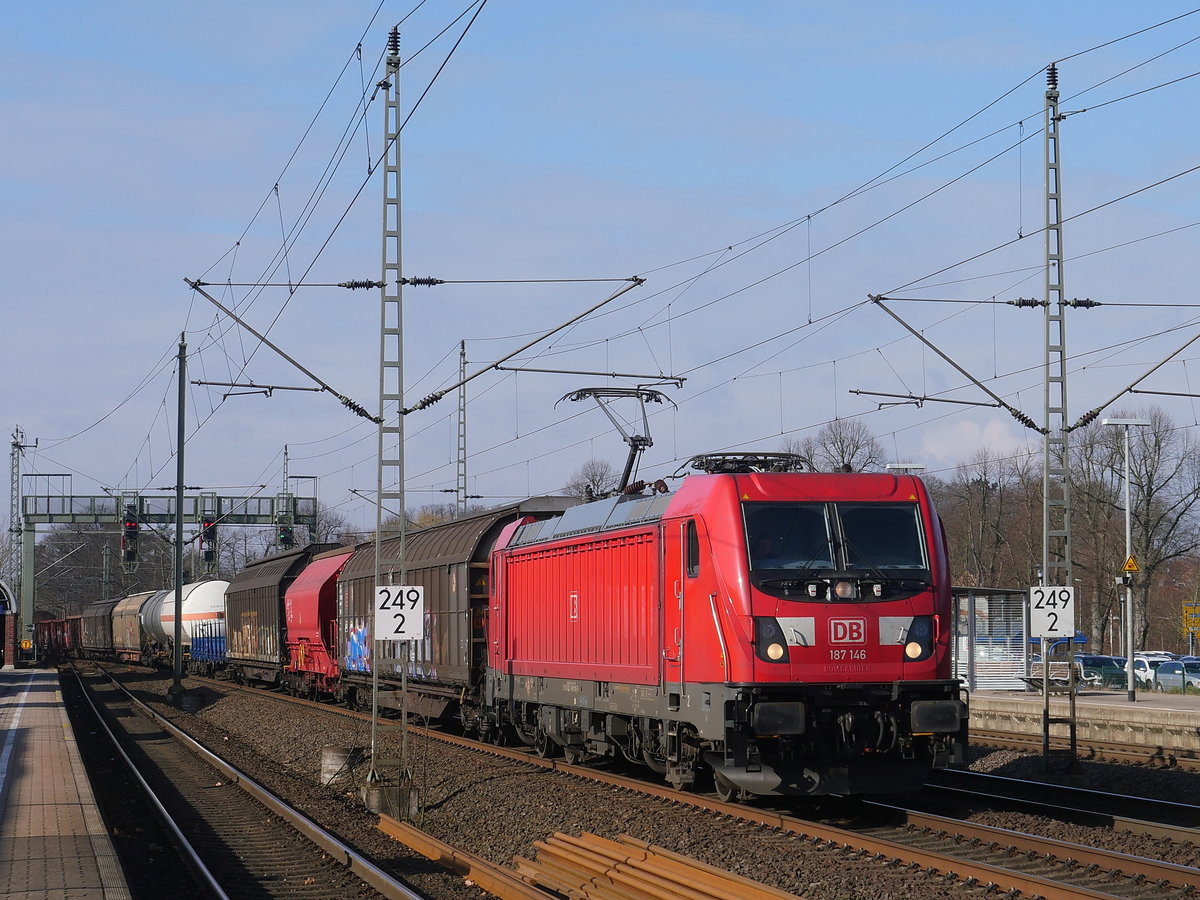 187 146 -6 mit einem gemischten Güterzug von Hamburg kommend bei Durchfahrt durch Schwarzenbek; 19.02.2019
