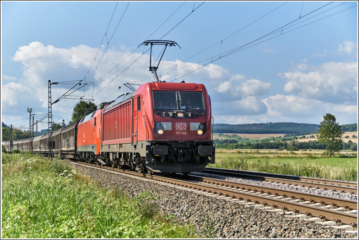 187 146-6 u. 152 070-9 sind gemeinsam am 22.07.2020 in Richtung Göttingen bei Friedland unterwegs.