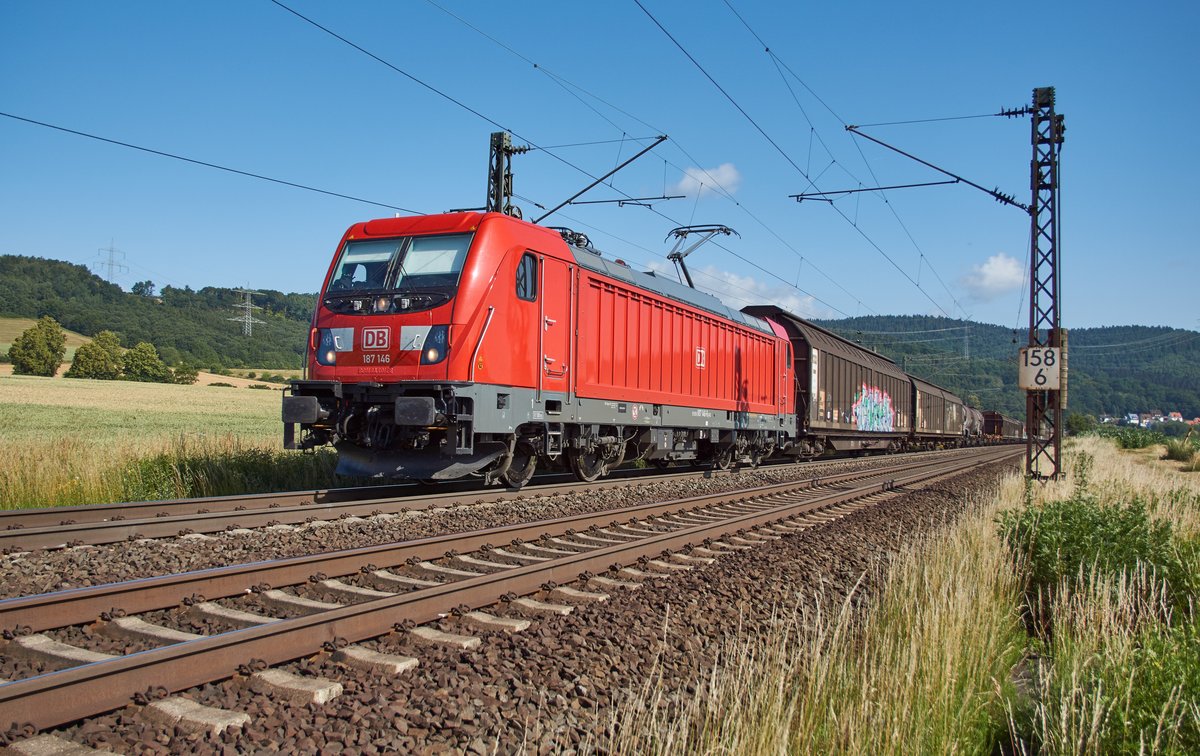 187 146 ist am 20.06.2018 mit einen gemischten Güterzug in Richtung Fulda unterwegs,gesehen bei Reilos.