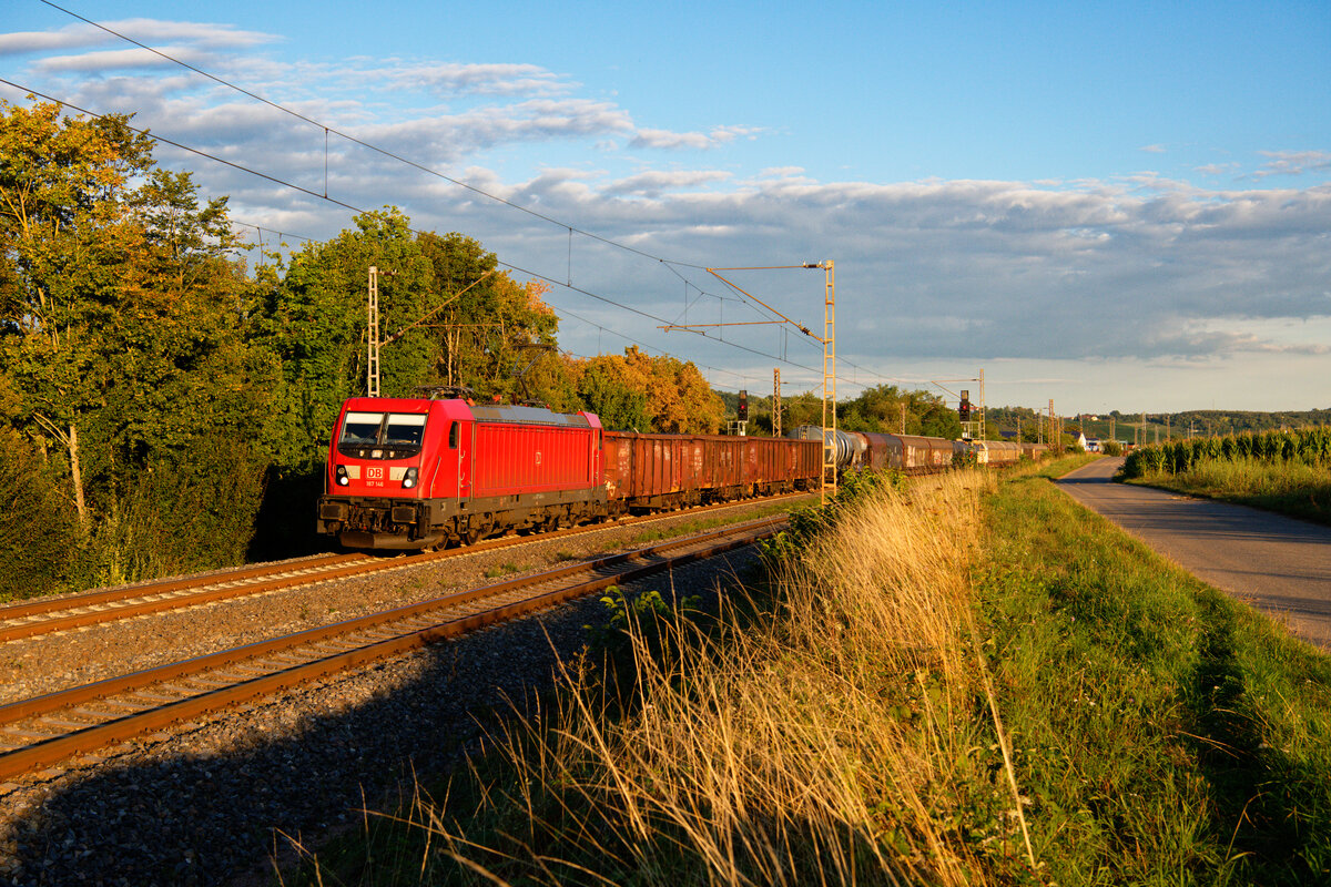 187 146 DB Cargo mit einem gemischten Güterzug bei Winterhausen Richtung Würzburg, 02.09.2020