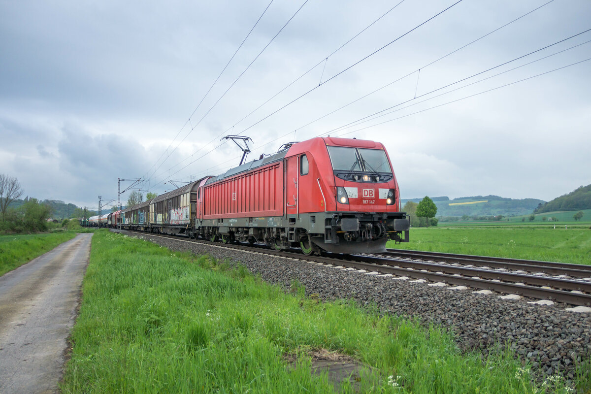 187 147-4 ist mit einen gemischten Güterzug am 18.05.2021 bei Friedland zu sehen.