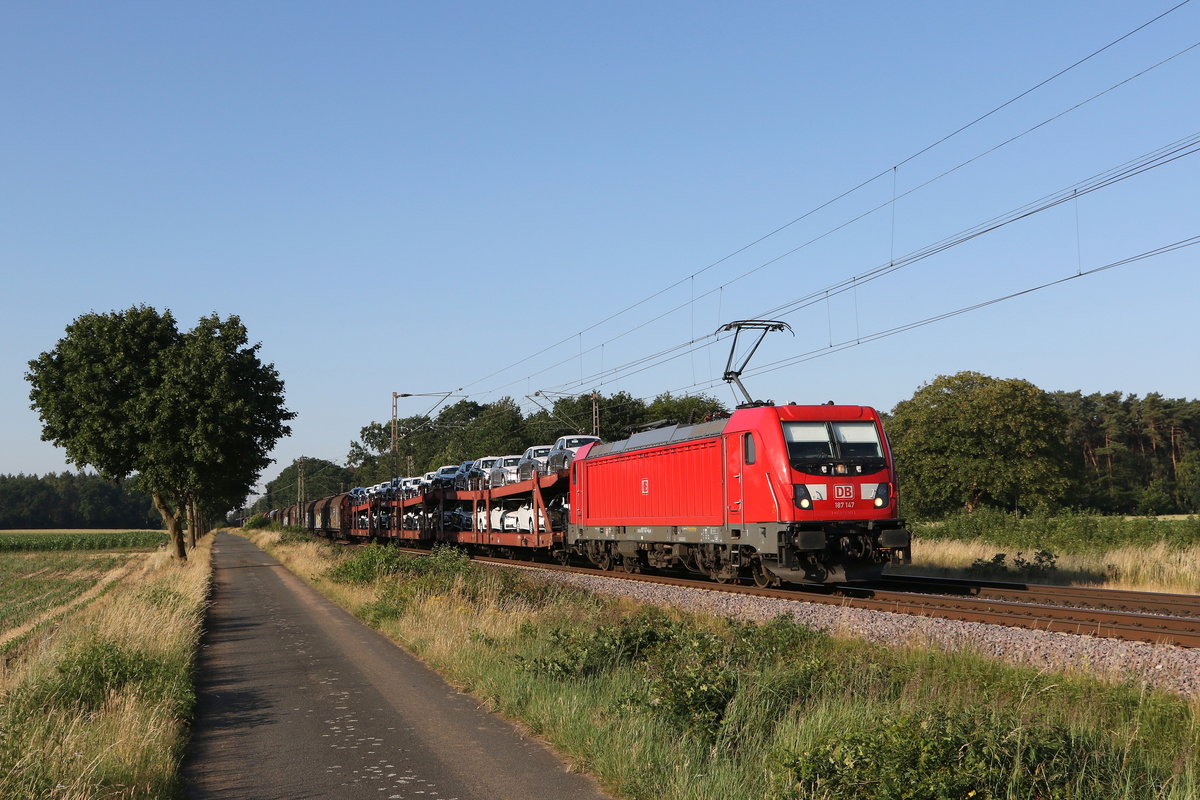 187 147 mit einem gemischten Güterzug am 26. Juni 2020 bei Dörverden.