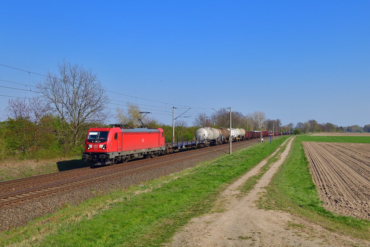 187 147 mit einem Güterzug am 16.04.2019 bei Woltorf.