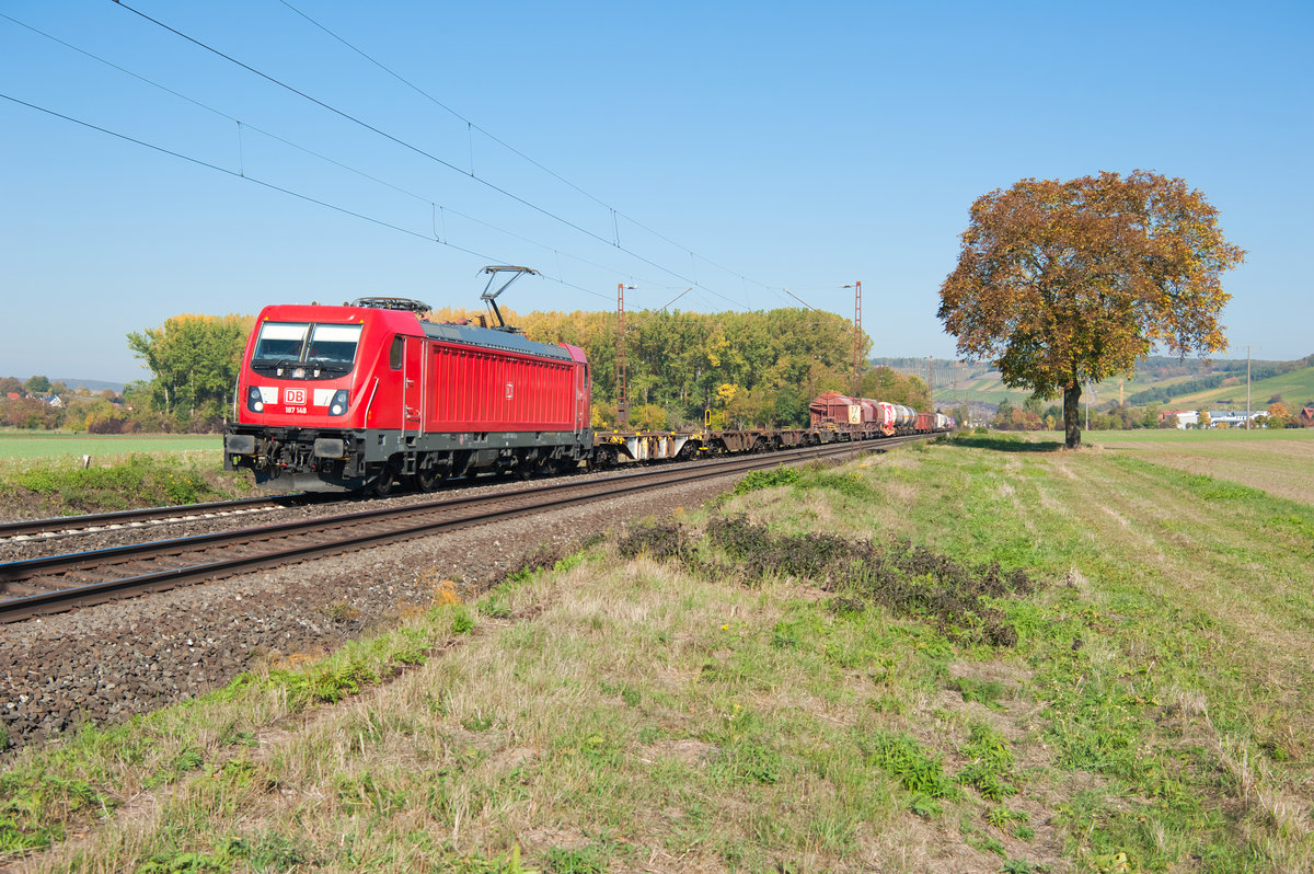187 148 mit einem gemischten Güterzug bei Retzbach-Zellingen Richtung Würzburg, 13.10.2018