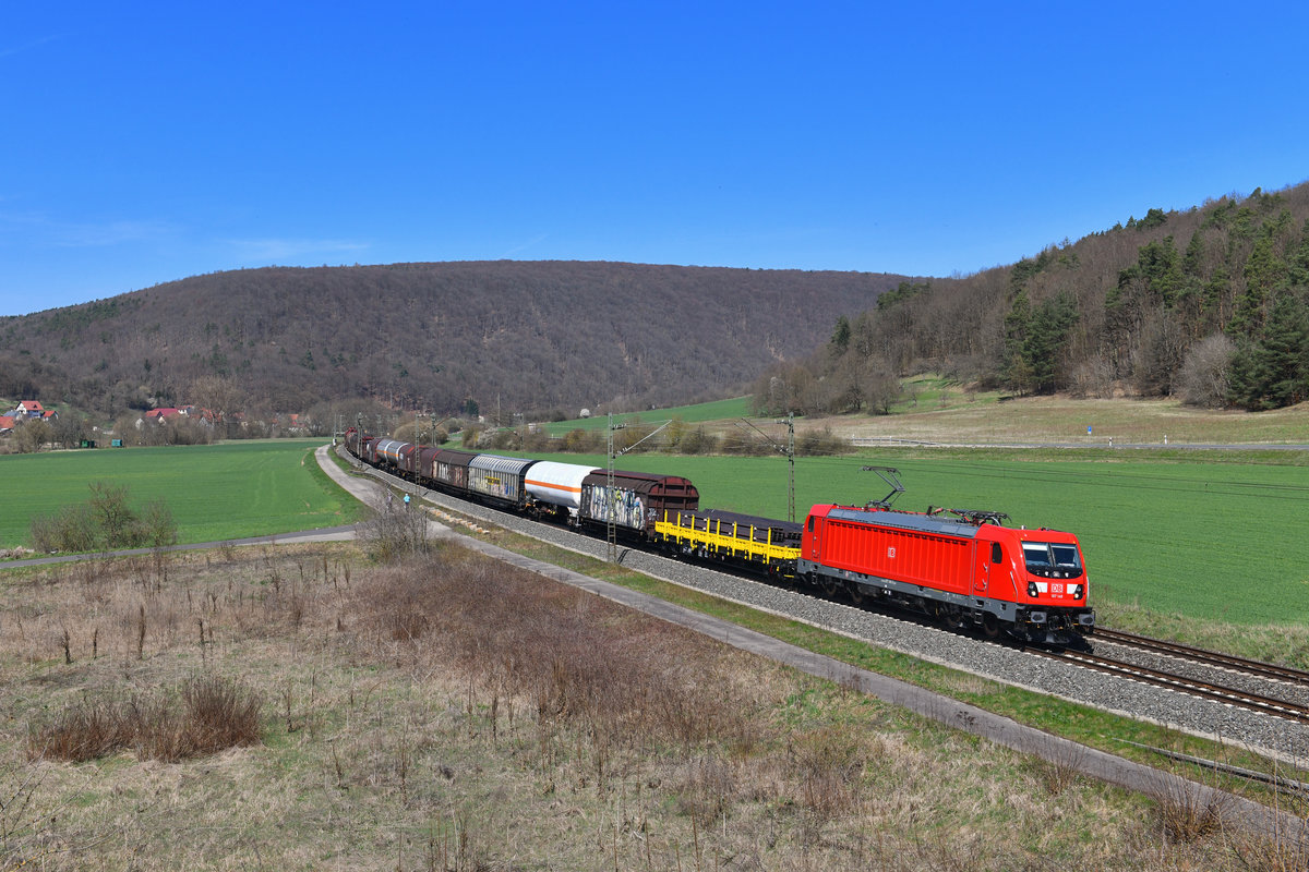 187 148 mit einem Güterzug am 07.04.2018 bei Harrbach. 