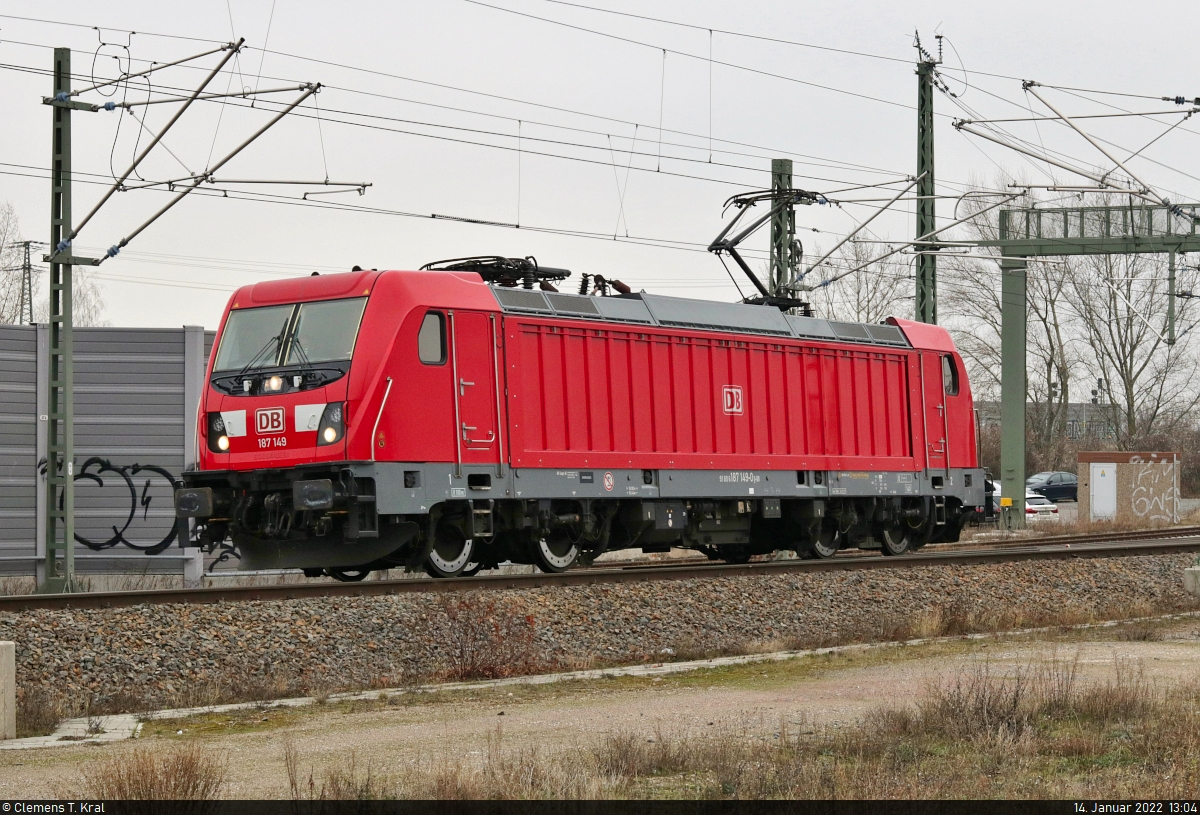 187 149-0 rollt (noch) ohne Anhang zur Zugbildungsanlage (ZBA) Halle (Saale).
Aufgenommen vom Bahnsteig 12/13 in Halle(Saale)Hbf.

🧰 DB Cargo
🕓 14.1.2022 | 13:04 Uhr