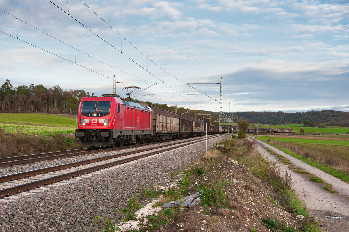 187 150 mit einem gemischten Güterzug bei Oberdachstetten Richtung Würzburg, 16.10.2019