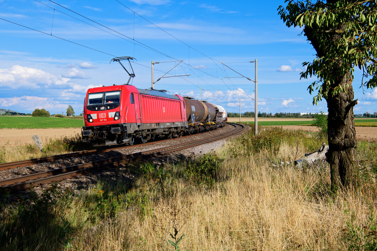 187 152 DB Cargo mit einem gemischten Güterzug bei Uffenheim Richtung Würzburg, 02.09.2020
