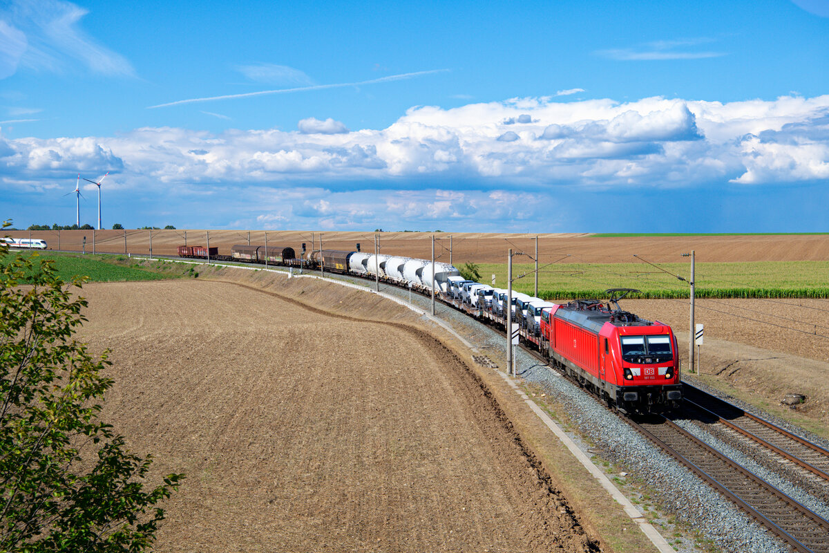 187 153 DB Cargo mit einem gemischten Güterzug bei Gollhofen Richtung Ansbach, 02.09.2020