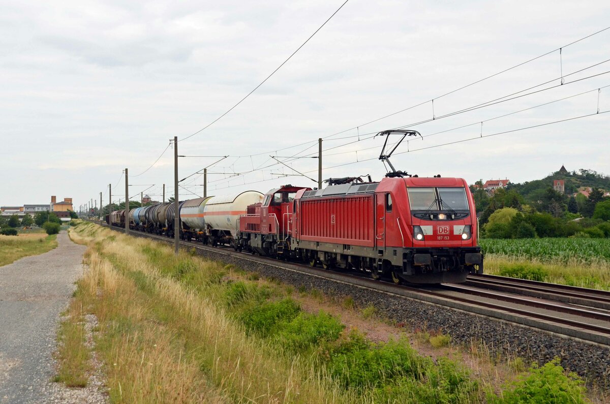 187 153 rollte am 29.06.23 mit einem gemischten Güterzug durch Landsberg nach Halle(S) in den dortigen Rbf. Als Wagenlok lief noch 265 020 mit.