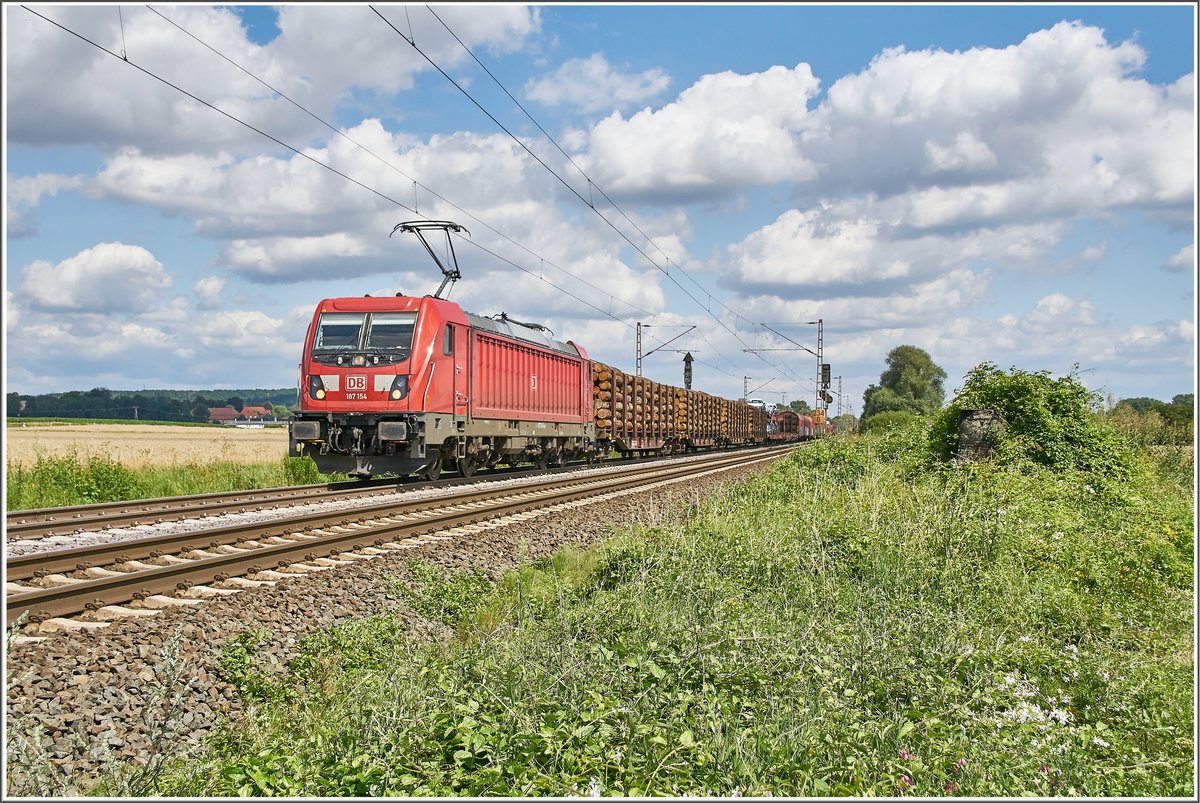 187 154-5 ist am 22.07.2020 mit einen gemischten Güterzug in Friedland zu sehen.