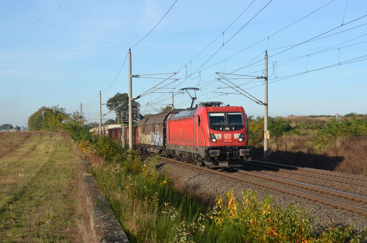 187 154 führte am 24.10.21 einen gemischten Güterzug durch Wittenberg-Labetz Richtung Berlin.