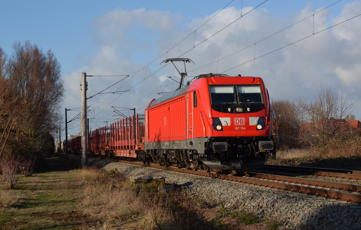 187 154 schleppte am 04.12.18 einen gemischten Güterzug durch Greppin Richtung Bitterfeld.