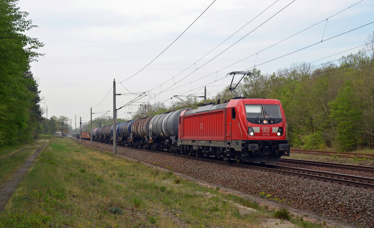 187 154 schleppte am 27.04.19 einen gemischten Güterzug durch Burgkemnitz Richtung Wittenberg.