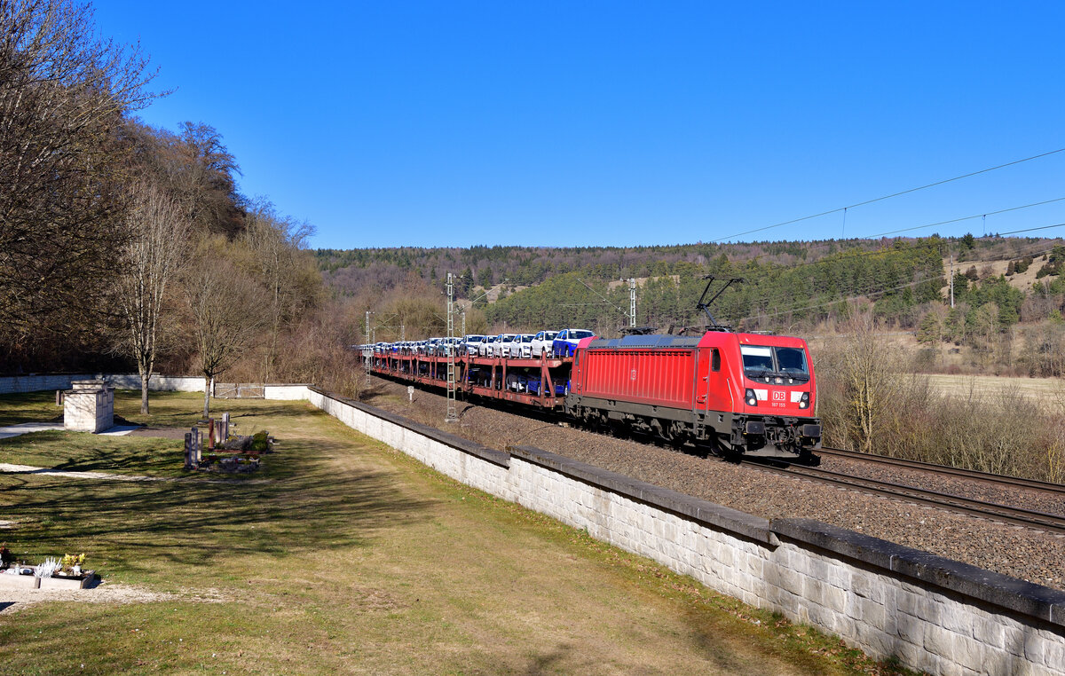 187 155 mit einem Autozug am 22.03.2022 bei Solnhofen.