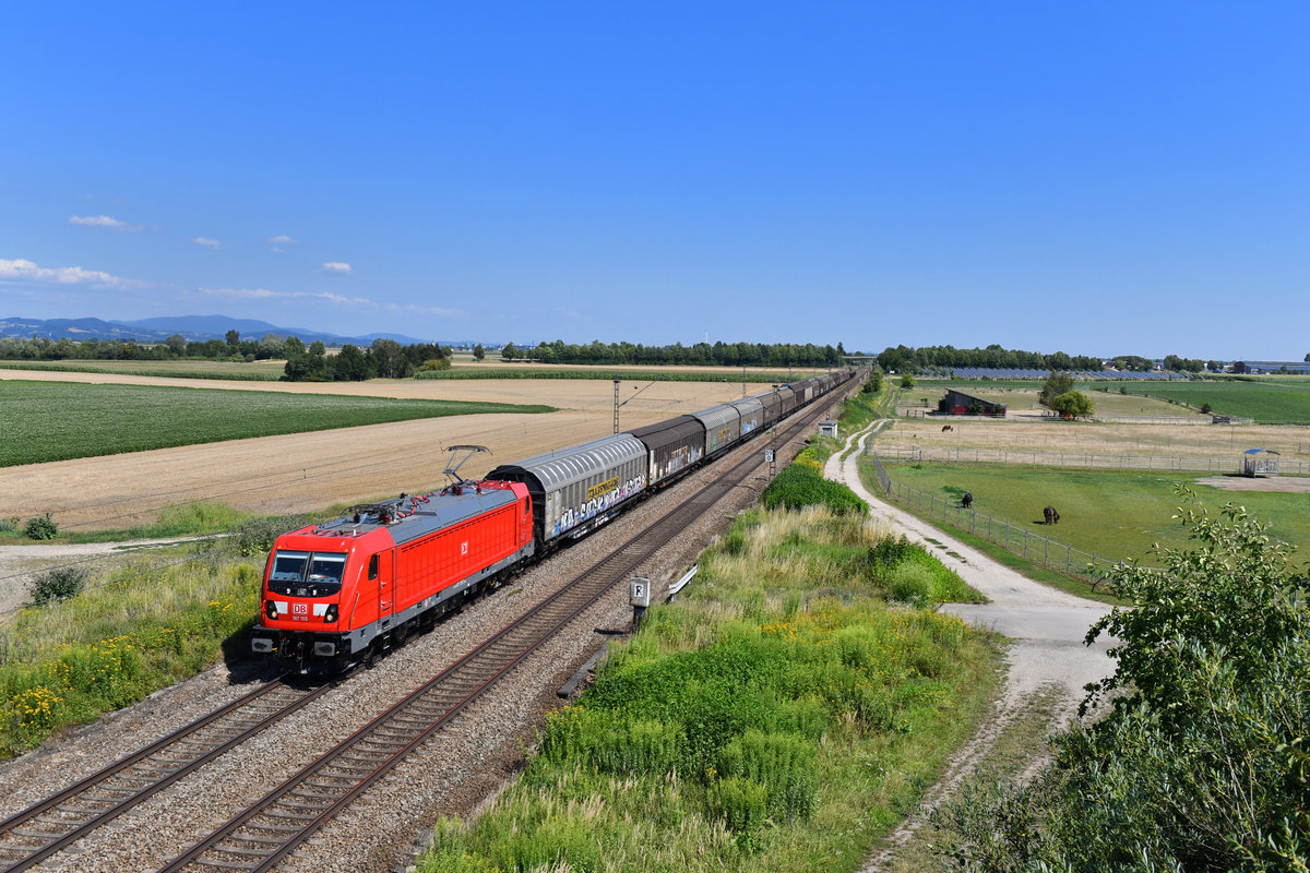 187 155 mit einem Güterzug am 19.07.2018 bei Stephansposching. 