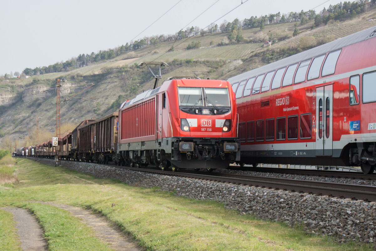 187 156 ist mit einem Mischer bei Thüngersheim am 13.04.2022
