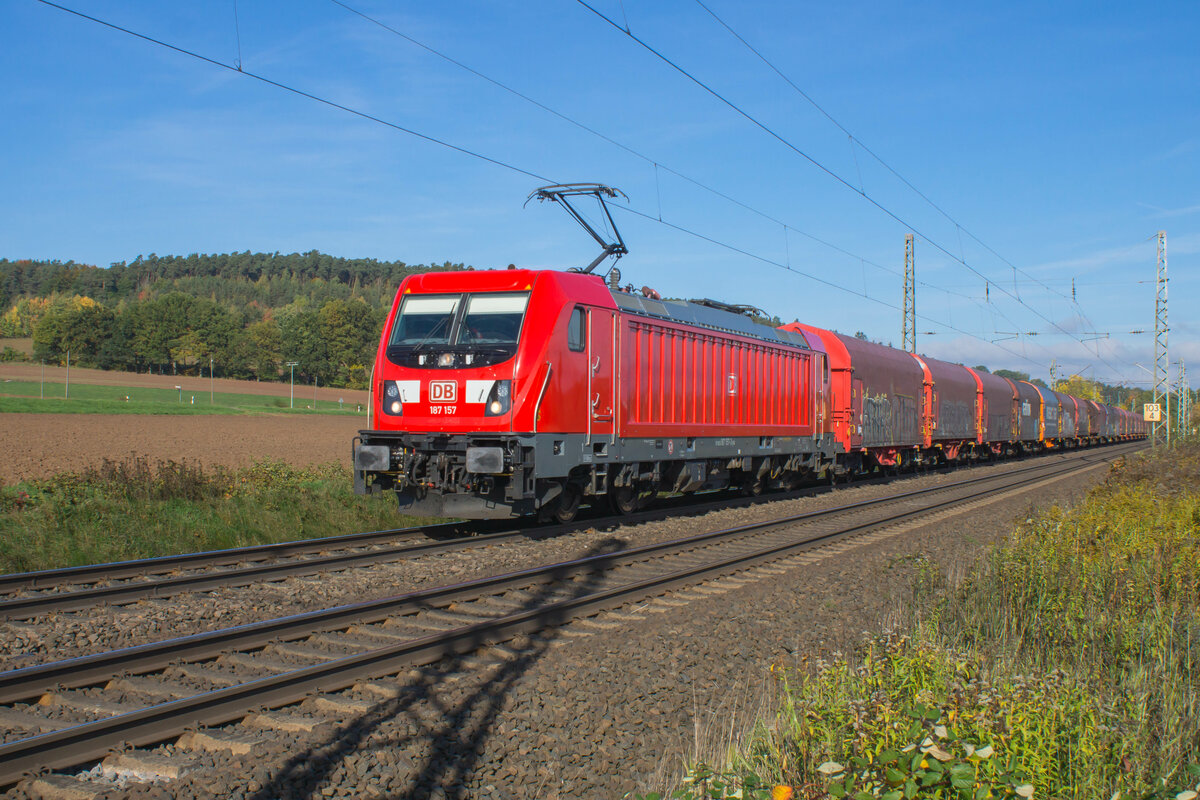 187 157-3 mit einem Güterzug bei Kerzell,19.10.2022