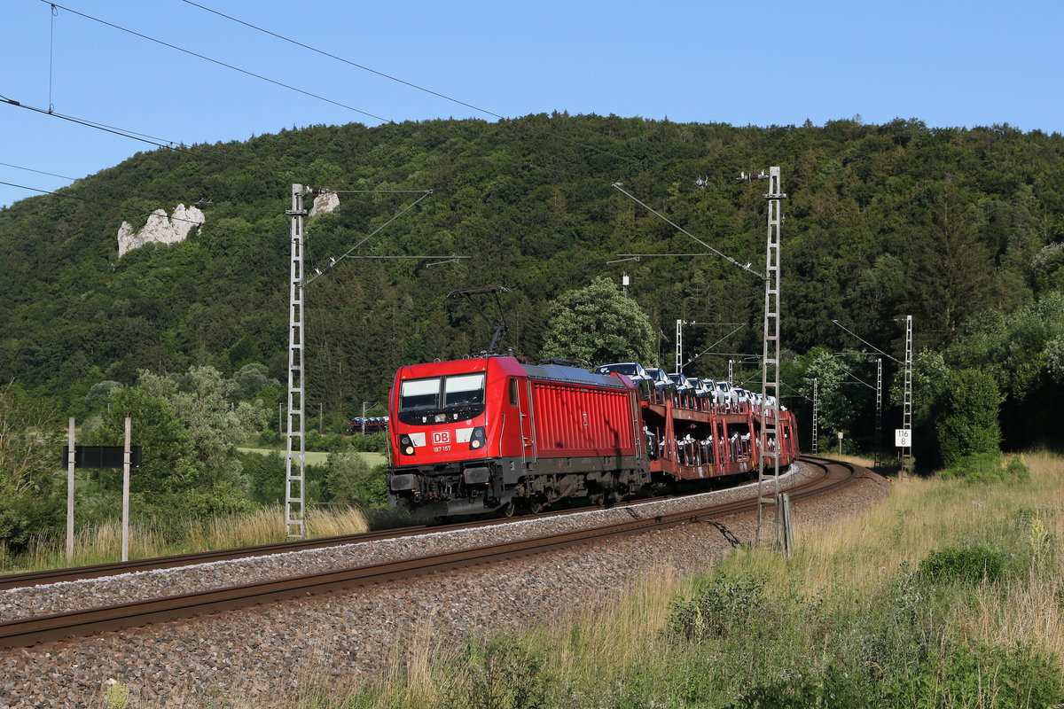 187 157 mit einem Autozug aus Ingolstadt kommend am 30. Juni 2020 bei Dollnstein im Altmühltal.