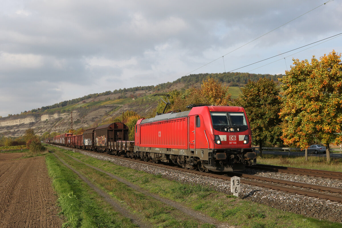 187 158 mit einem gemischten Güterzug am 12. Oktober 2022 bei Thüngersheim am Main.