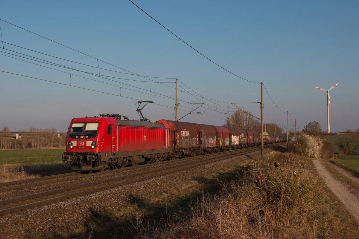 187 158 in Niederndodeleben auf der Fahrt in Richtung Braunschweig. Fotografiert am 27.03.2022