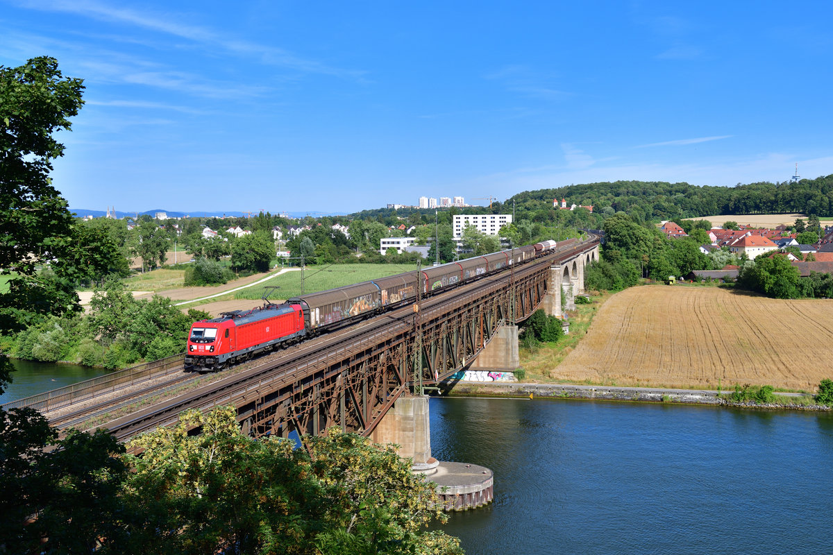 187 159 mit einem Güterzug am 29.07.2020 bei Mariaort.