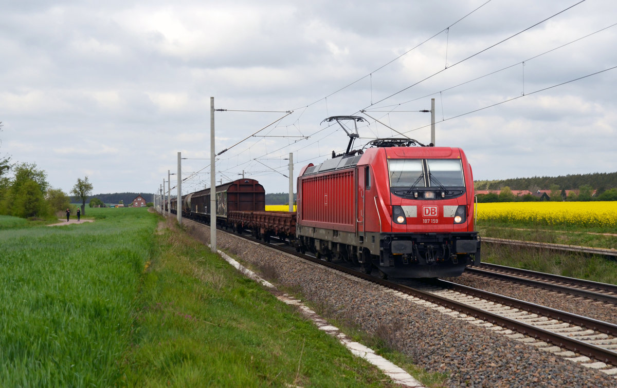 187 159 schleppte am 25.04.20 einen gemischten Güterzug durch Rodleben Richtung Roßlau.