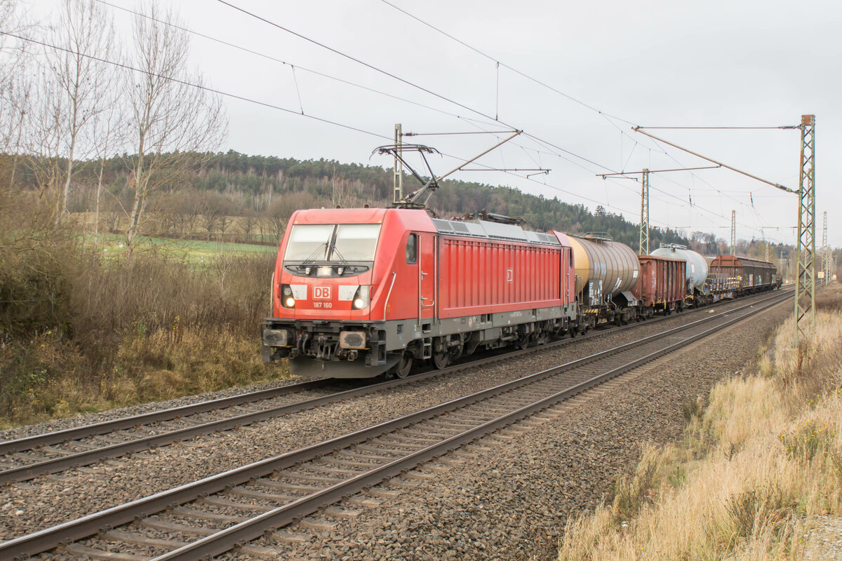 187 160-7 mit einem kleinen Güterzug bei Kerzellunterwegs.