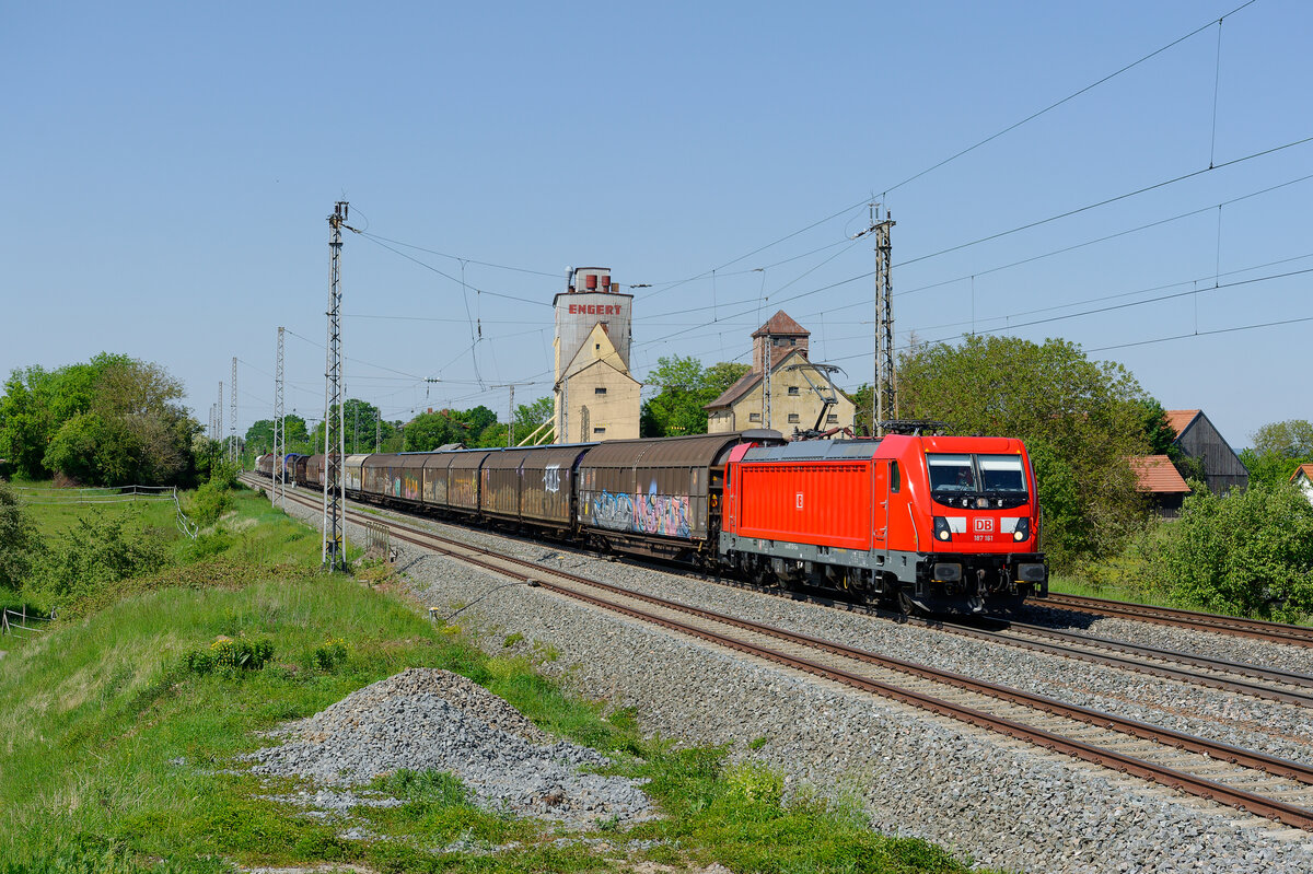 187 161 mit einem gemischten Güterzug bei Herrnberchtheim Richtung Ansbach, 16.05.2020