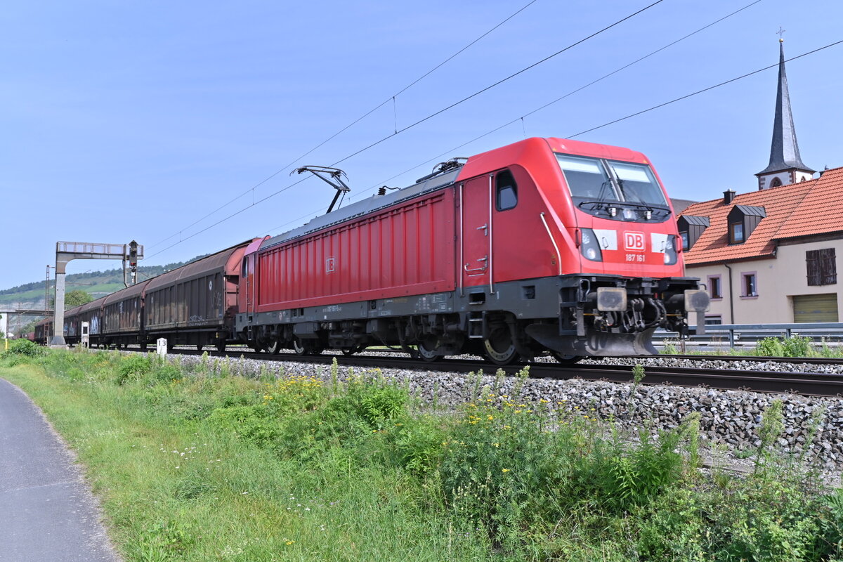 187 161 mit Schiebewandwagen durch Thüngersheim gen Würzburg.  7.9.2021