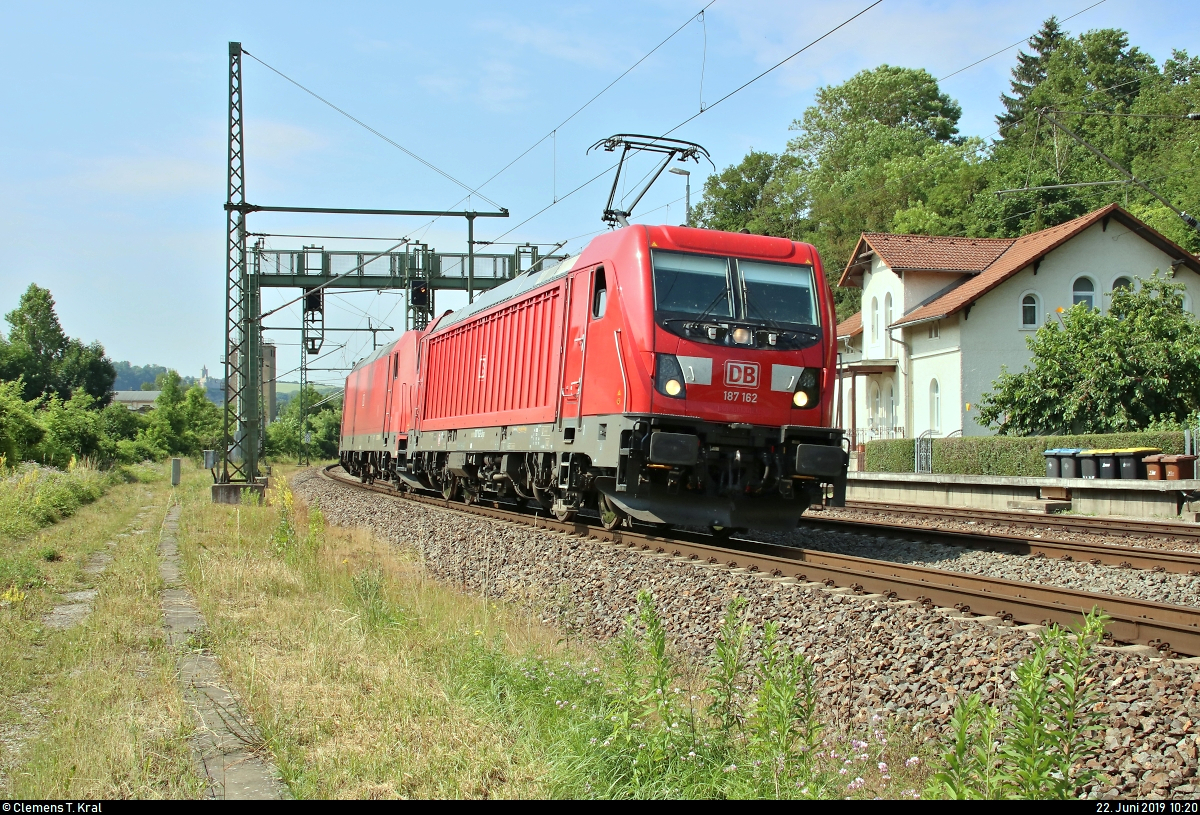 187 162 DB mit 185 385-2 DB als Lokzug durchfährt den Bahnhof Bad Kösen auf der Bahnstrecke Halle–Bebra (KBS 580) Richtung Naumburg(Saale)Hbf.
[22.6.2019 | 10:20 Uhr]