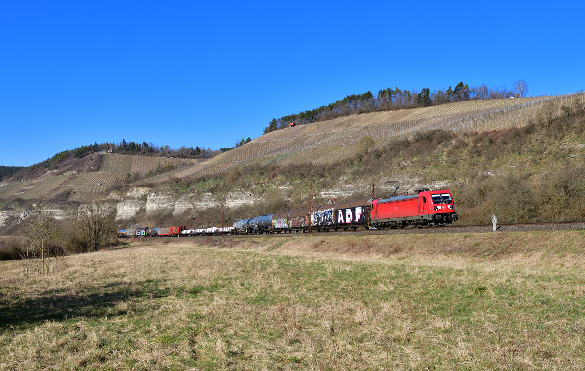 187 162 mit einem Güterzug am 08.03.2022 bei Himmelstadt.