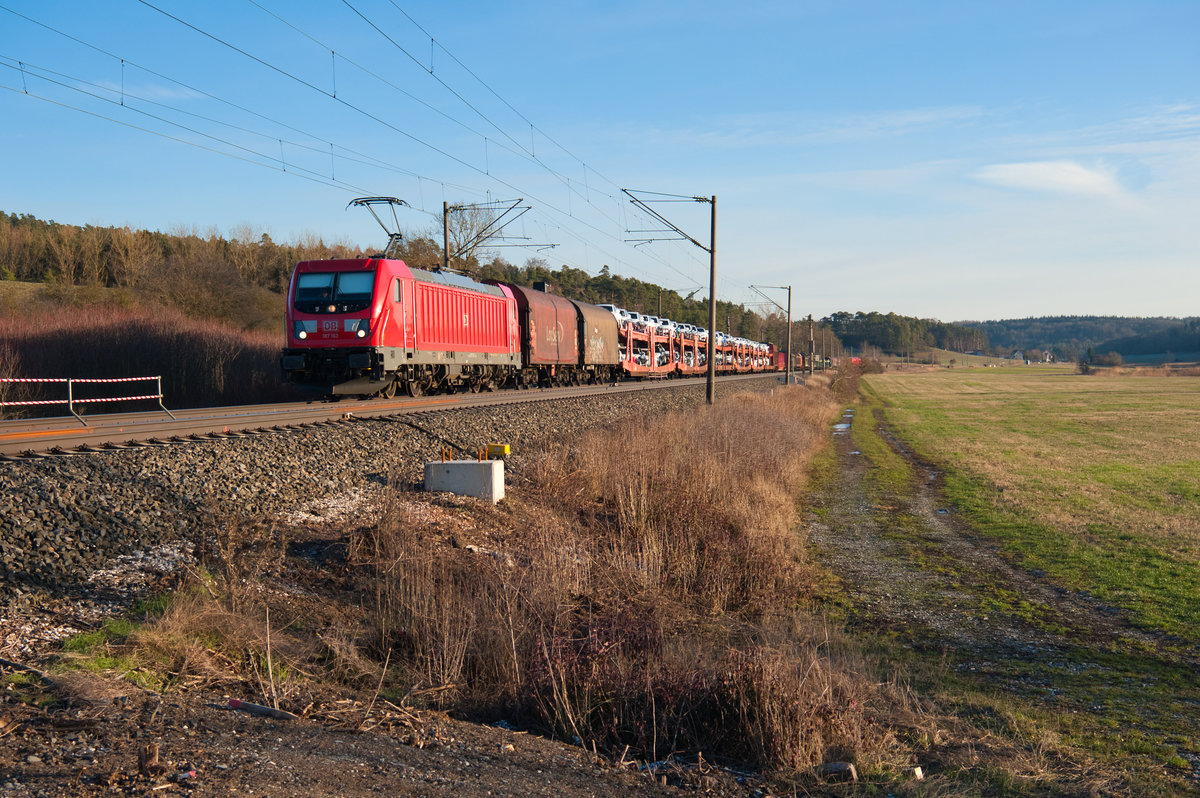 187 163 mit einem gemischten Güterzug bei Mitteldachstetten Richtung Würzburg, 19.01.2019 