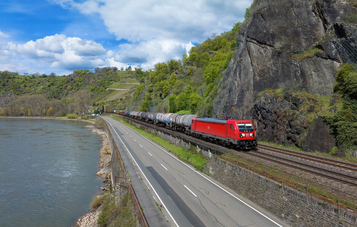 187 163 mit einem Güterzug am 14.04.2023 bei St. Goarshausen.