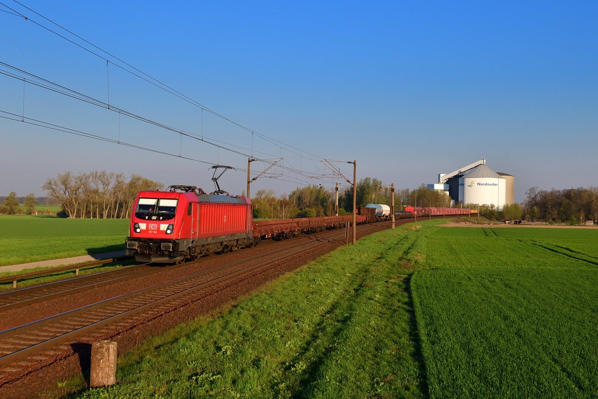 187 164 mit einem Güterzug am 17.04.2019 bei Wierthe. 