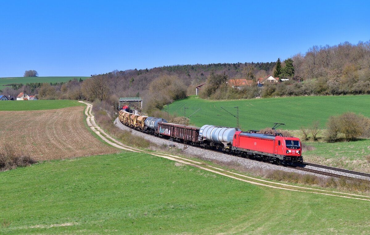 187 164 mit einem Güterzug am 23.04.2021 bei Edlhausen.
