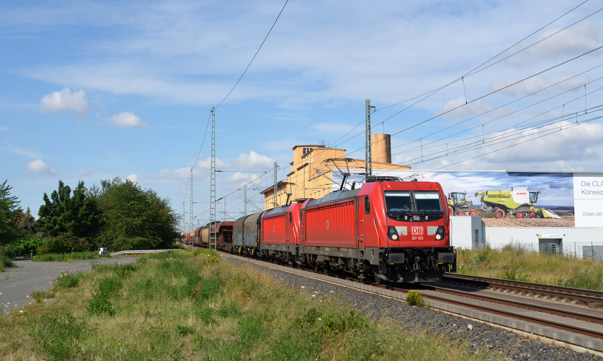 187 165 und 187 168 beförderten am 04.07.20 gemeinsam einen gemischten Güterzug vorbei am  Landsberger Claas-Werk Richtung Bitterfeld.
