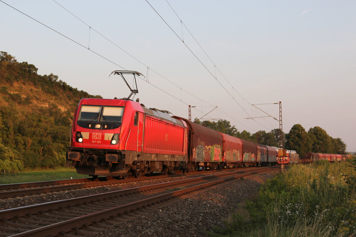 187 165 mit einem gemischten Güterzug am 23. Juli 2021 bei Himmelstadt am Main.