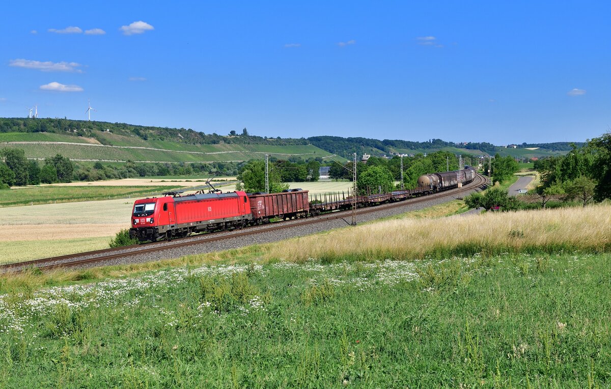 187 165 mit einem Güterzug am 25.06.2023 bei Winterhausen.