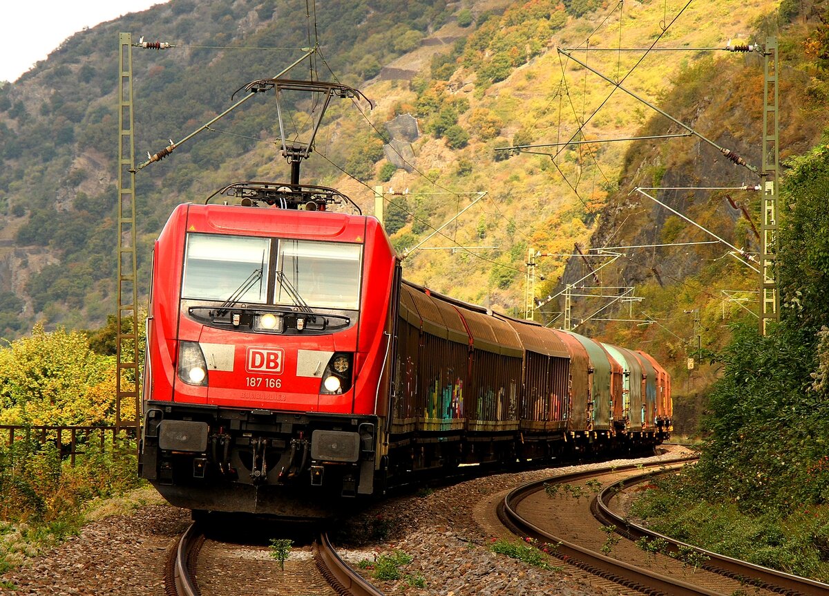 187 166 unterwegs in Richtung Süden bei Kaub am Rhein am 12.09.2021
