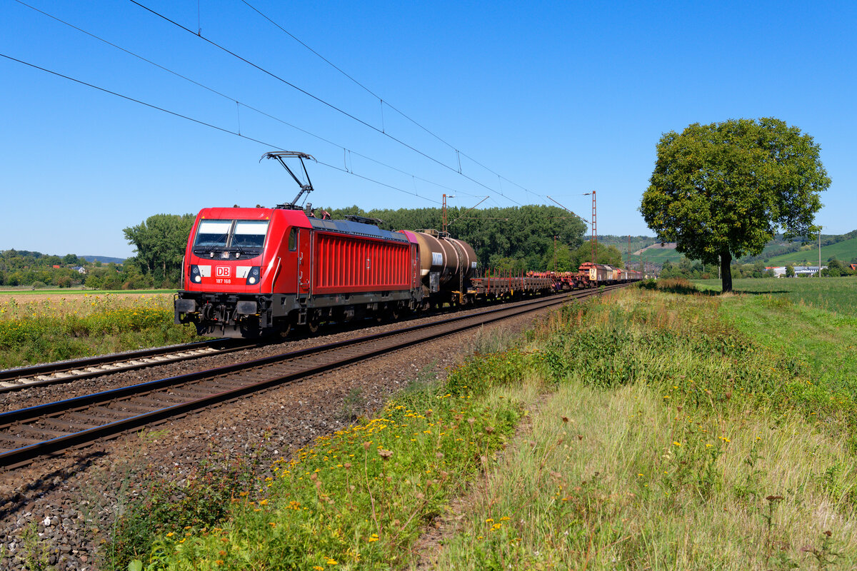 187 168 DB Cargo mit einem gemischten Güterzug bei Retzbach-Zellingen Richtung Würzburg, 09.09.2020
