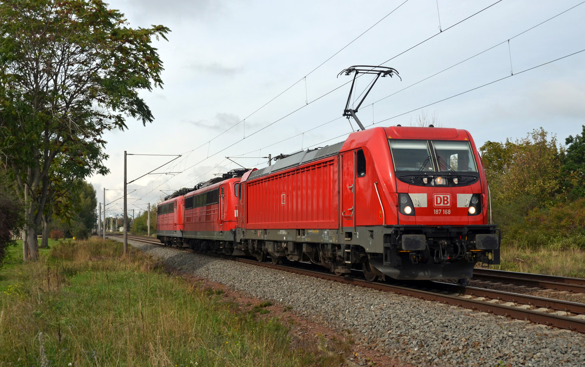 187 168 musste am 06.10.19 in Greppin einen längeren Zwamgshalt einlegen. Wegen eines PU in Greppin war die Strecke Dessau - Bitterfeld an diesem Tag für mehrere Stunden gesperrt. Bei den Wagenloks handelt es sich um 151 026 und 151 059.