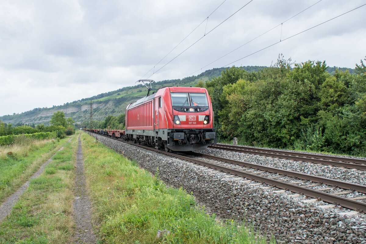 187 169-8 mit Drehgestell-Containertragwagen in Richtung Würzburg bei Thüngersheim am 17.08.2021