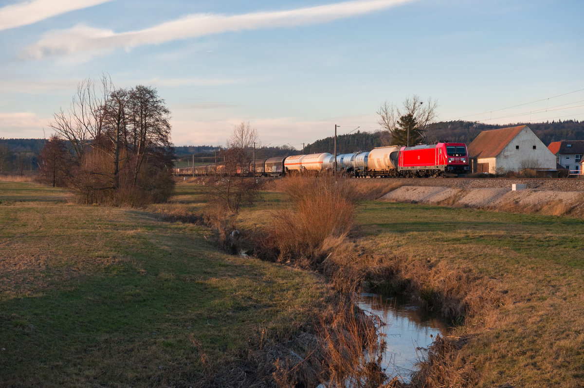 187 170 mit einem gemischten Güterzug bei Mitteldachstetten Richtung Würzburg, 19.01.2019