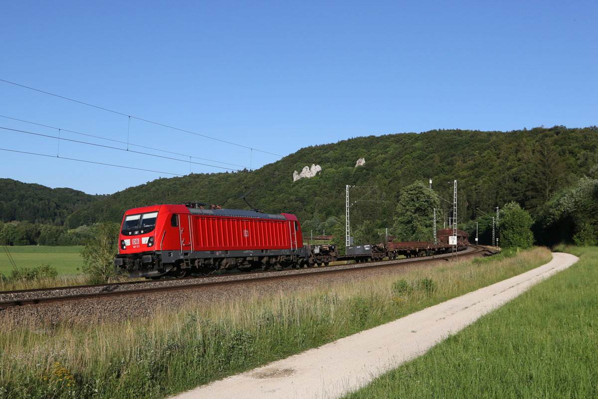 187 171 mit einem gemischten Güterzug am 30. Juni 2020 bei Dollnstein im Altmühltal.