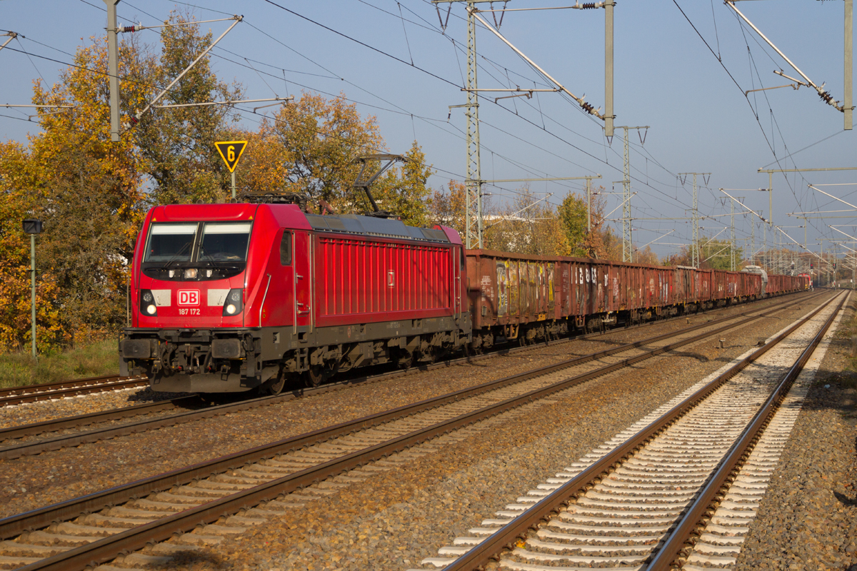 187 172 durchfährt Bahnhof Golm mit einem gemischten Güterzug, am 14.11.2022. Am Zugschluss ist 298 310-4 auch zu sehen.